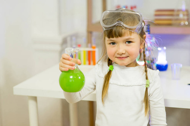young girl making science experiments - 写真・画像