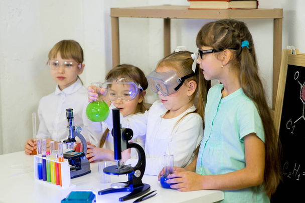 kids making science experiments - Foto, Imagem