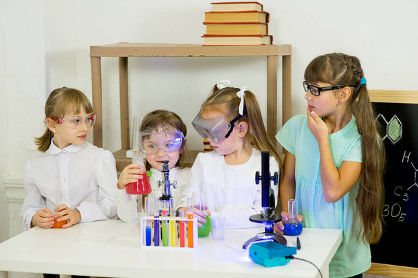 kids making science experiments - 写真・画像