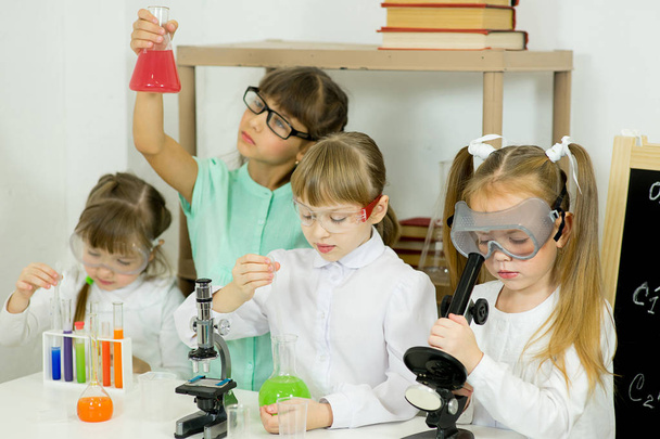 kids making science experiments - Foto, imagen