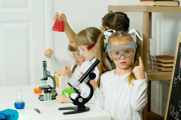 bambini che fanno esperimenti scientifici
 - Foto, immagini
