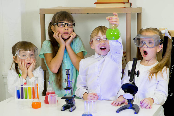 kids making science experiments - Fotoğraf, Görsel