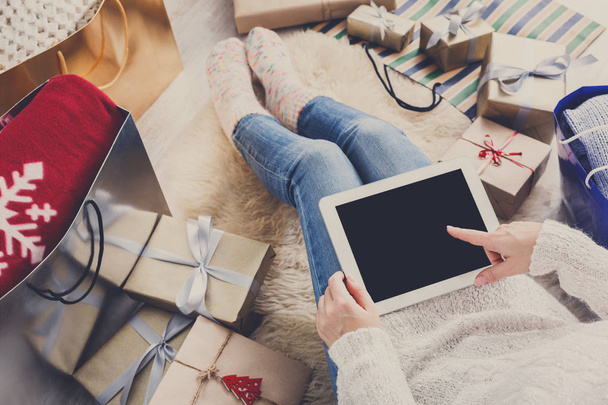Frau kauft Weihnachten online mit Tablet ein - Foto, Bild