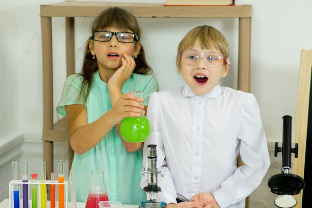 kids making science experiments - Foto, afbeelding