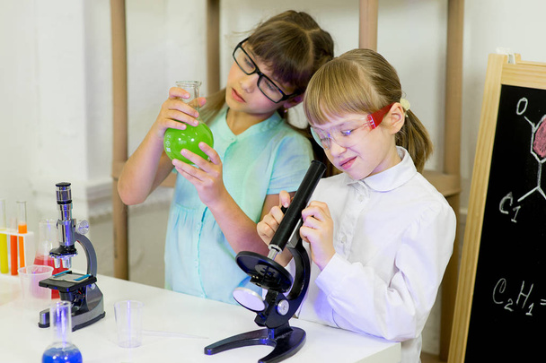 kids making science experiments - Foto, Imagem