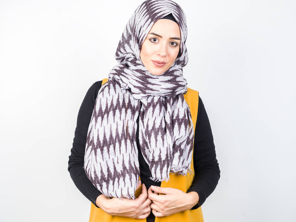 jeunes femmes musulmanes posant avec écharpe en studio
 - Photo, image
