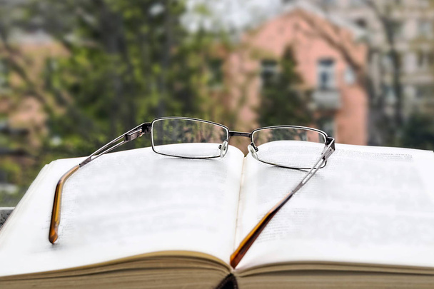 Open book and glasses - Foto, Imagem