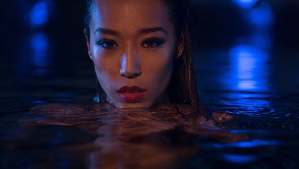 Сексуальна жінка в бікіні в басейні в вечірній час
 - Фото, зображення