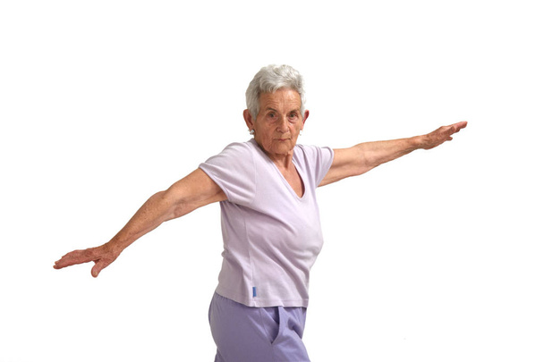Idősebb nő, jóga, elszigetelt - Fotó, kép
