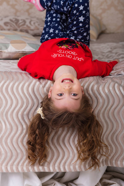 Γλυκό κορίτσι με τις πυτζάμες ετοιμάζεται για ύπνο - Φωτογραφία, εικόνα