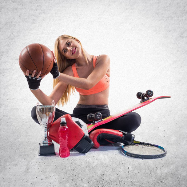 Sport fille avec beaucoup d'articles de sport
 - Photo, image