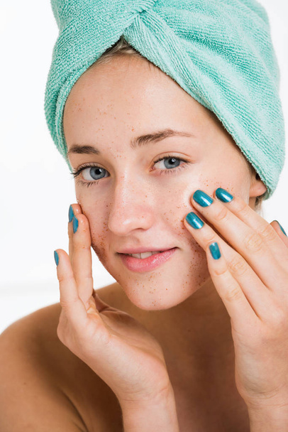 Dziewczyna przy użyciu produktów do pielęgnacji skóry na twarzy - Zdjęcie, obraz