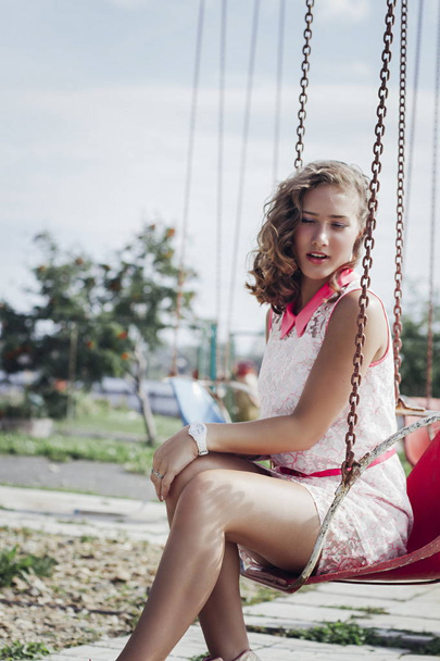 kaunis nuori blondi tyttö nauttii kesästä puistossa vanhoja ratsastaa ja karusellit
 - Valokuva, kuva