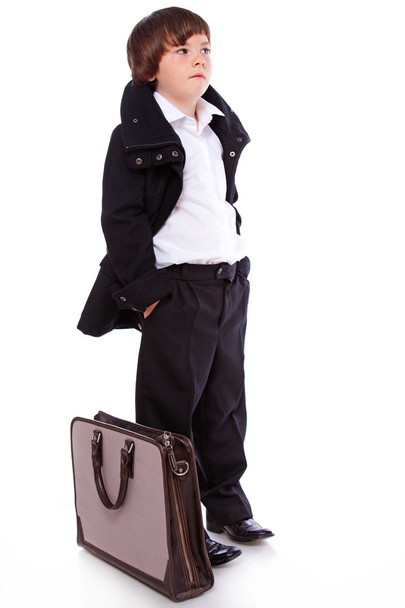 Портрет красивого парня, позирующего в студии с сумкой
 - Фото, изображение