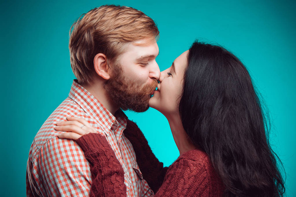 Nuori mies ja nainen suudella
 - Valokuva, kuva