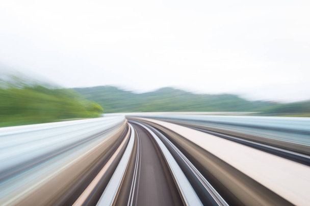 Snelheid beweging in stedelijke snelweg wegtunnel - Foto, afbeelding