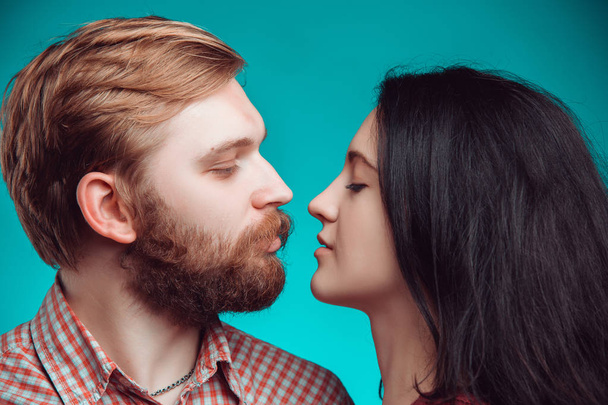 Young man and woman kissing - Zdjęcie, obraz