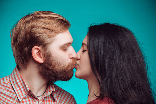 Young man and woman kissing - Valokuva, kuva