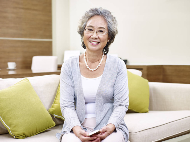 Porträt einer asiatischen Seniorin - Foto, Bild