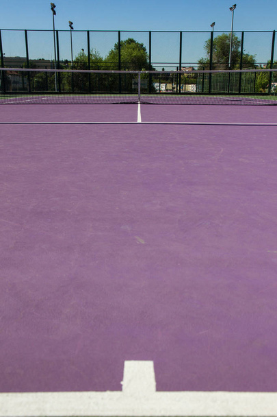 Γραμμές του κέντρου του γήπεδο τένις τσιμέντου. Χρώματα γραμμής είναι μοβ και πράσινο.  - Φωτογραφία, εικόνα