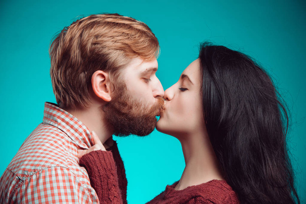 Young man and woman kissing - Foto, afbeelding