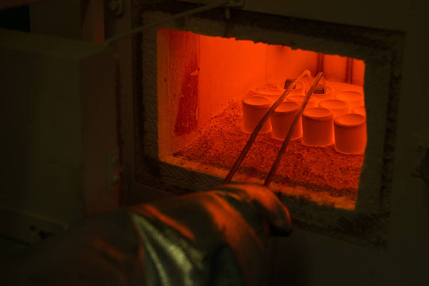 molting χρυσό σε ένα εργοστάσιο - Φωτογραφία, εικόνα