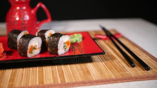 Pan movimiento de la comida de sushi servido en bandeja
 - Imágenes, Vídeo
