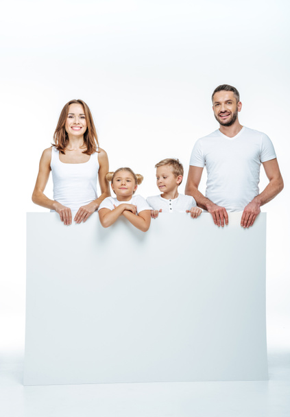 fröhliche Familie hält Blankokarte in der Hand - Foto, Bild