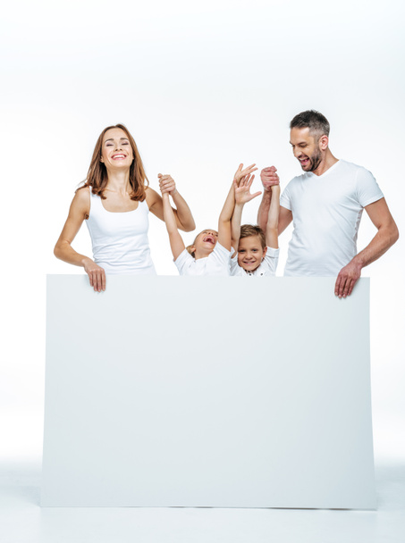 Lächelnde Familie mit Blankokarte - Foto, Bild