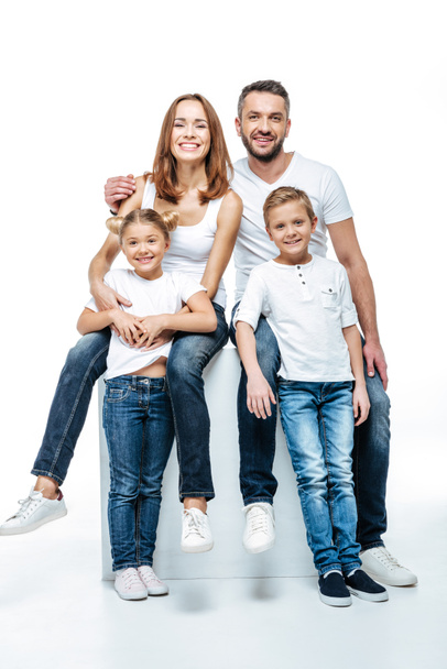 Des parents heureux avec des enfants en t-shirts blancs
  - Photo, image