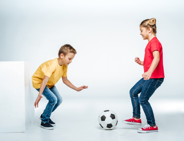 broers en zussen spelen met voetbal - Foto, afbeelding