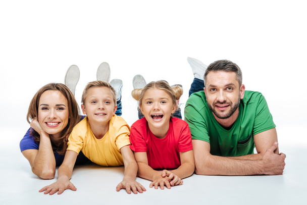 Gelukkige familie in gekleurd t-shirt - Foto, afbeelding