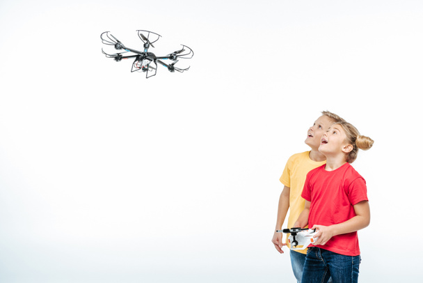 hexacopter ドローンで遊ぶ子供たち  - 写真・画像