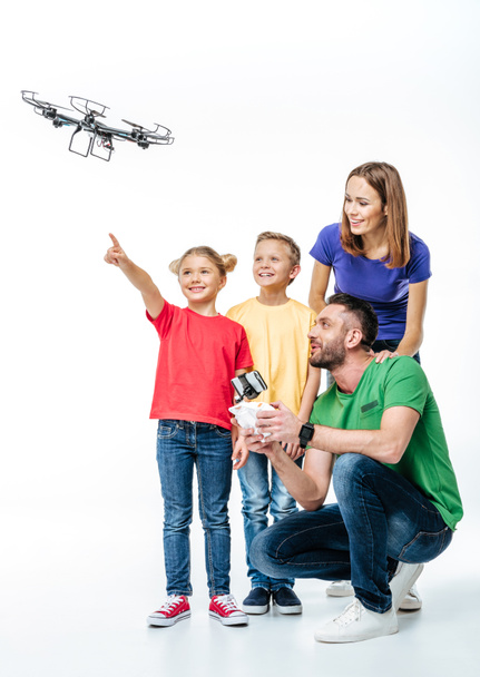 Enfants utilisant un drone hexacopter volant
 - Photo, image