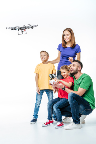 Familia usando dron hexacopter
 - Foto, imagen