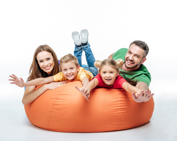 Familia divirtiéndose en saco-silla
 - Foto, Imagen