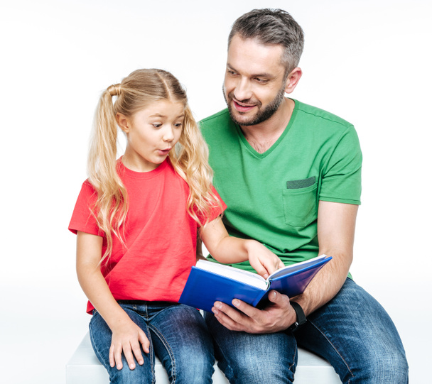πατέρας και κόρη, καθισμένος και ανάγνωση βιβλίων - Φωτογραφία, εικόνα
