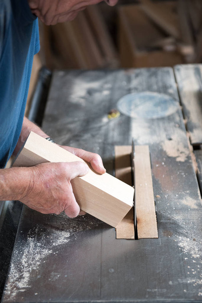 Mãos de carpinteiro trabalhando madeira em sua oficina
 - Foto, Imagem
