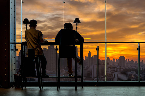 Silhouette of Men trabaja en el lugar de trabajo
 - Foto, imagen
