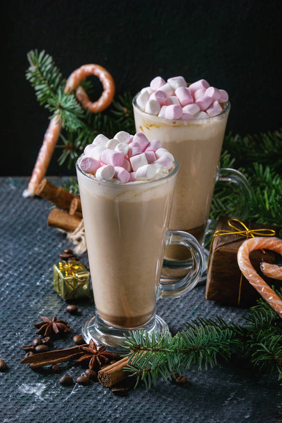 Christmas Cafe latte with marshmallow - Foto, immagini