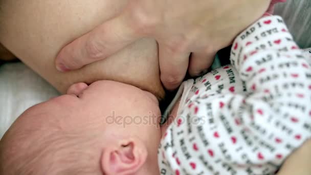 moeder borstvoeding haar pasgeboren baby - Video