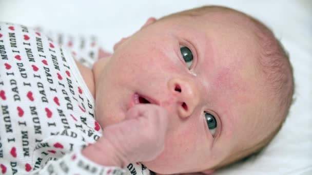 Neugeborenes gähnt Großaufnahme in weißer Betthand - Filmmaterial, Video