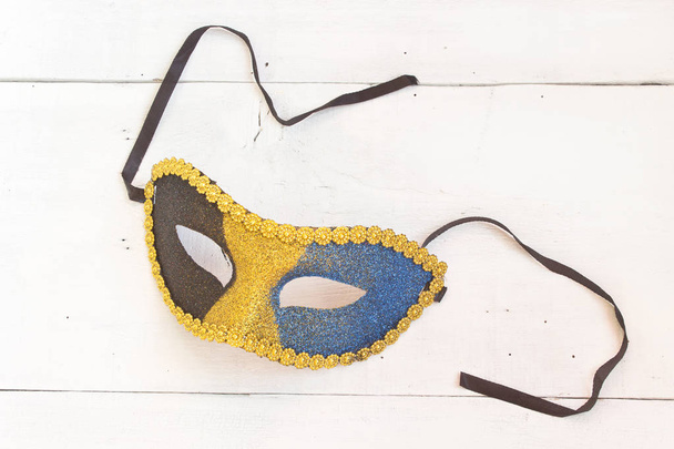 Máscara de carnaval sobre fondo de madera blanca
 - Foto, Imagen