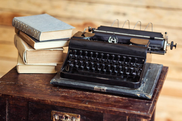 psací stroj a knihy na stole, vintage psacím strojem a starých knih, vintage, spisovatel oblast, psací stroj, Starý psací stroj s prázdného papíru na dřevěné desce, staré klávesy psacího stroje, starožitnosti, retro - Fotografie, Obrázek