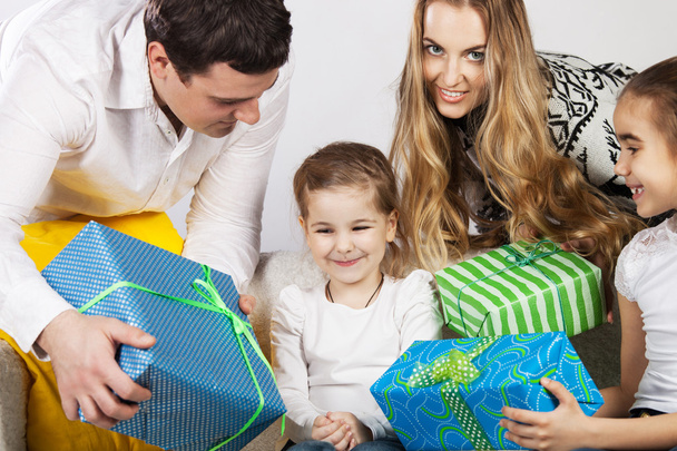 щаслива сім'я з подарунками
 - Фото, зображення
