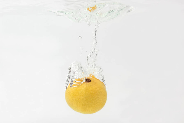 mandarin falls into the water - Φωτογραφία, εικόνα