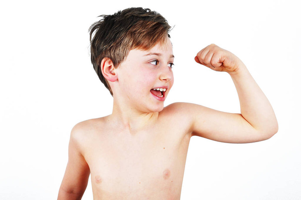 若い男の子彼の上腕二頭筋の筋肉をチェック - 写真・画像