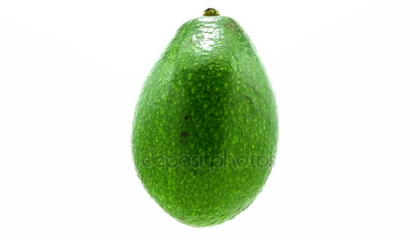 Groene avocado opgehangen in de lucht   - Video