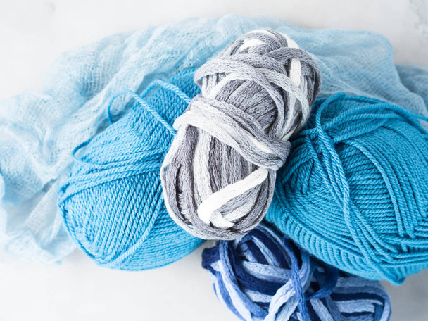 Fio de lã de cores frias com agulhas de tricô
 - Foto, Imagem