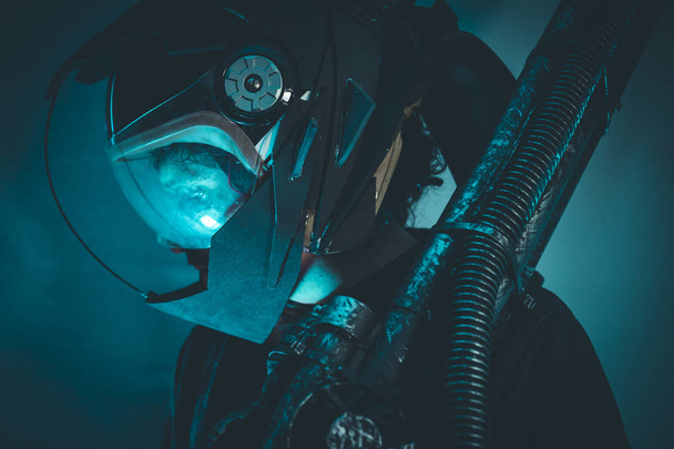 Homem do espaço com capacete de metal e arma de raio laser
 - Foto, Imagem